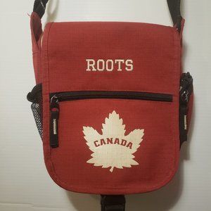 ROOTS Crossbody Bag Canada Leaf Red white black multiple pockets shoulder strap